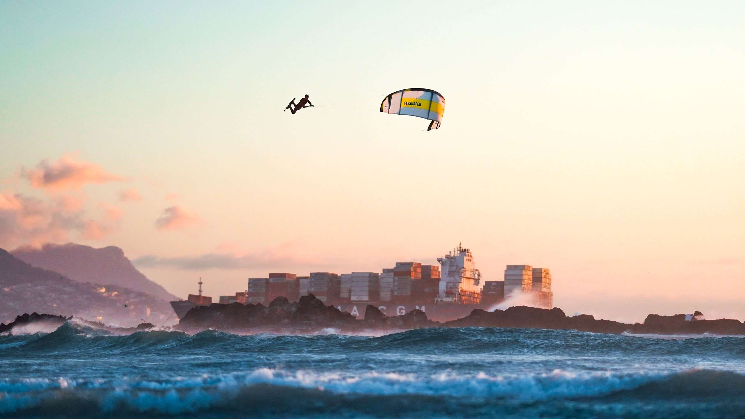 Купить Flysurfer ERA 2 — Big Air кайт Кайт Flysurfer ERA² в полёте на Big Air, высокий прыжок и хэнгтайм