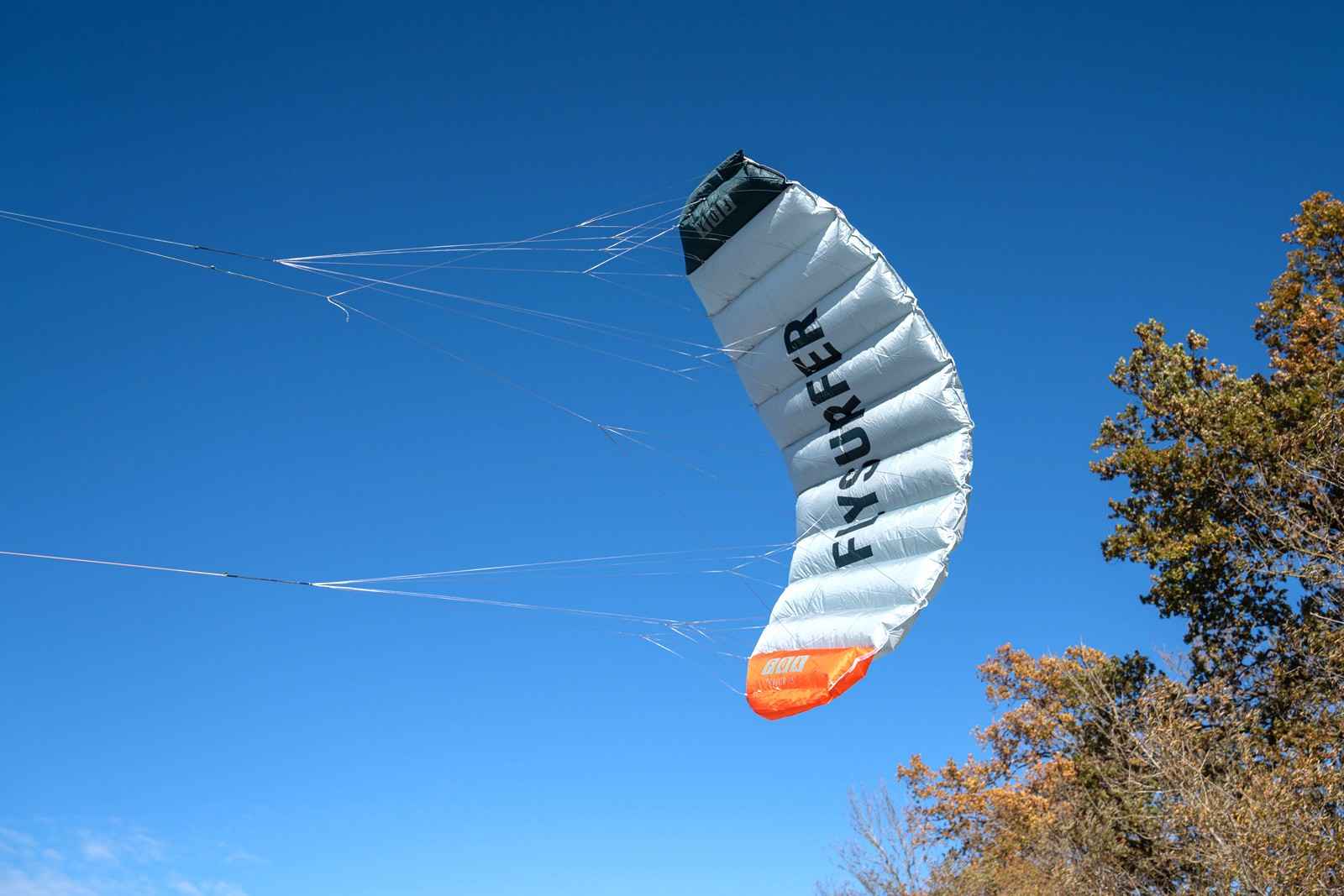 Купить Flysurfer FOX 1.5 — учебный пилотажный кайт Пилотажный кайт Flysurfer FOX 1.5 в полёте, тренировочный парафойл для начинающих