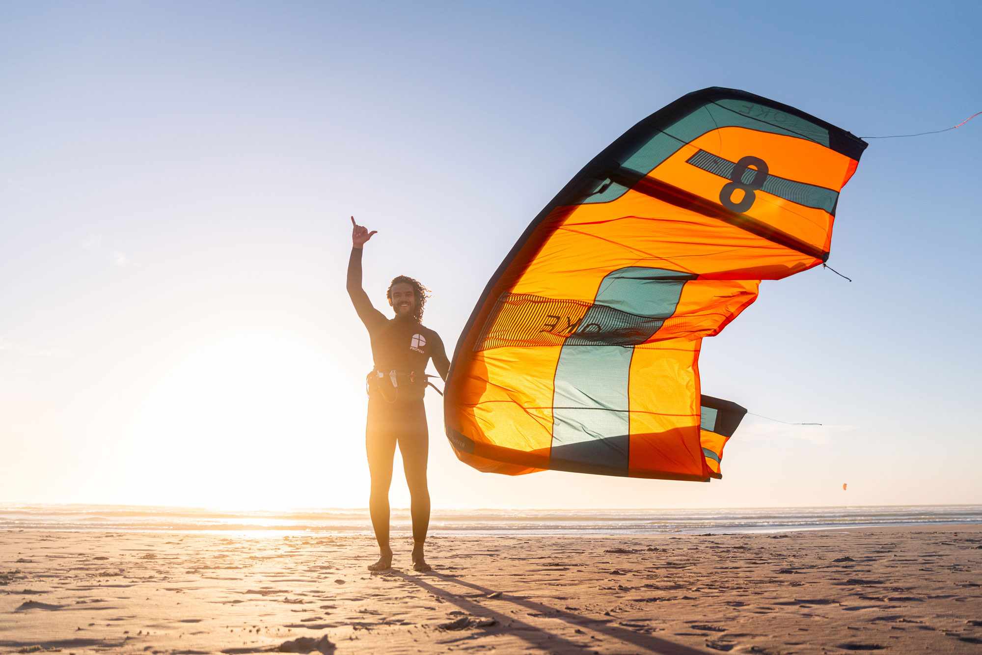 Купить Flysurfer STOKE 4 Кайт Flysurfer STOKE 4 в полёте на волне, стабильный wave-kite