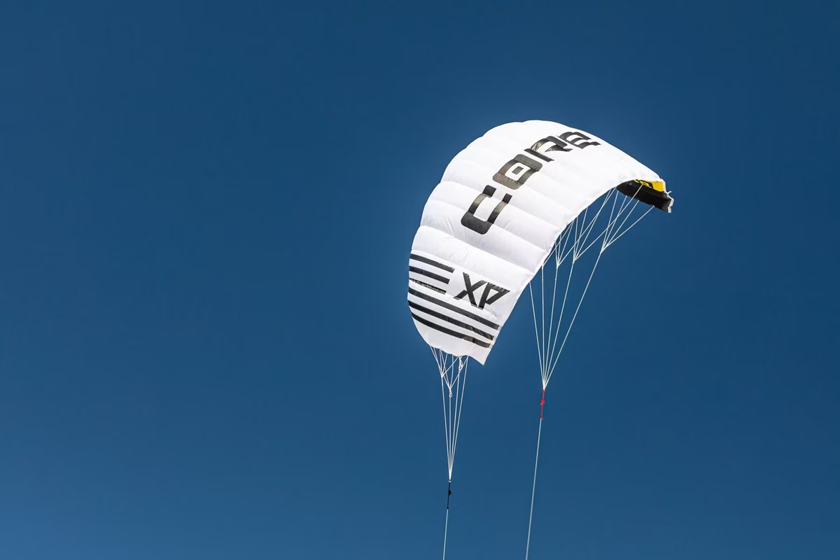 Купить Core Xperience Trainer Kite 2.0 — пилотажный кайт Пилотажный кайт Core Xperience Trainer Kite 2.0 в полёте для обучения