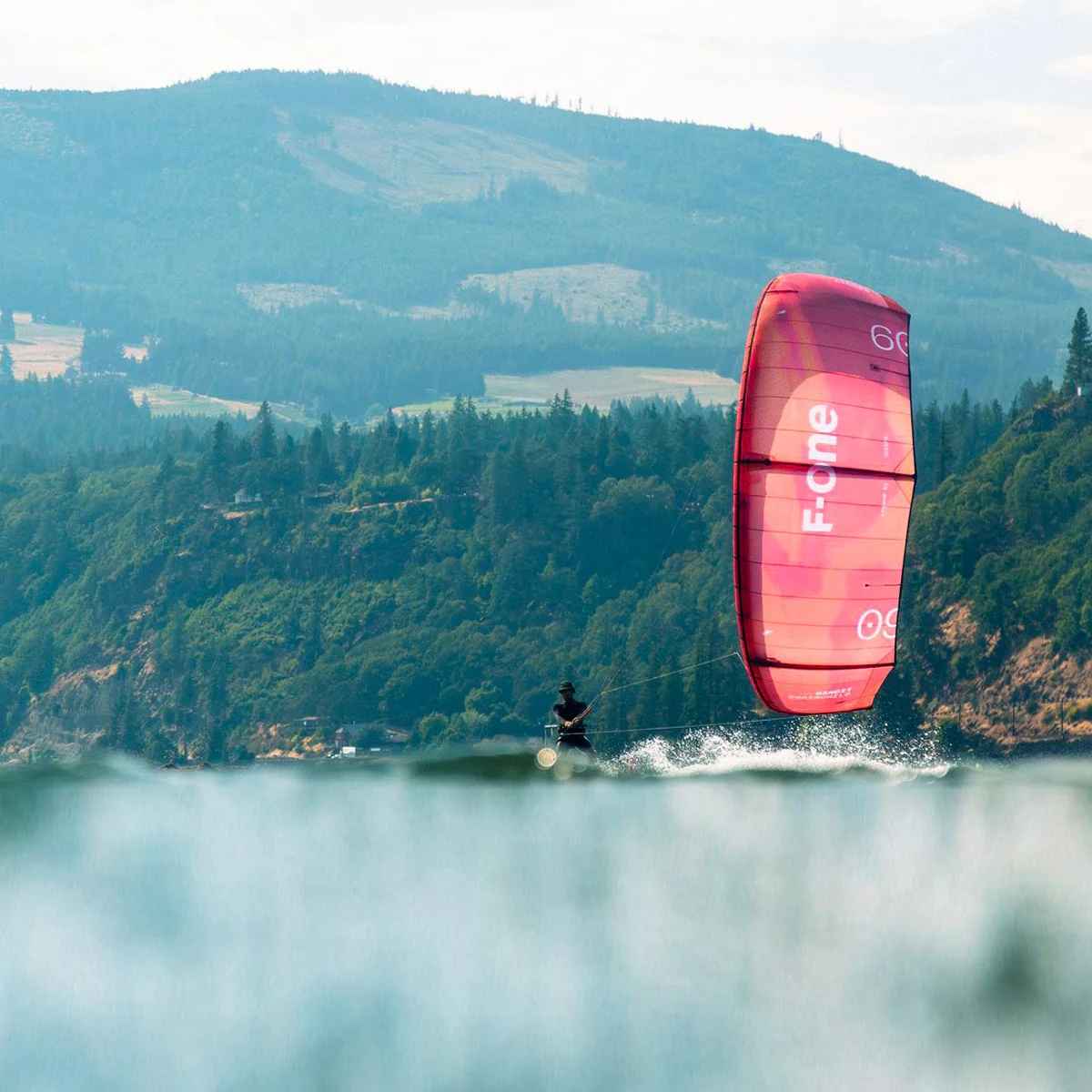 Кайт F-One Bandit Brainchild V2 2025 в полете над водой
