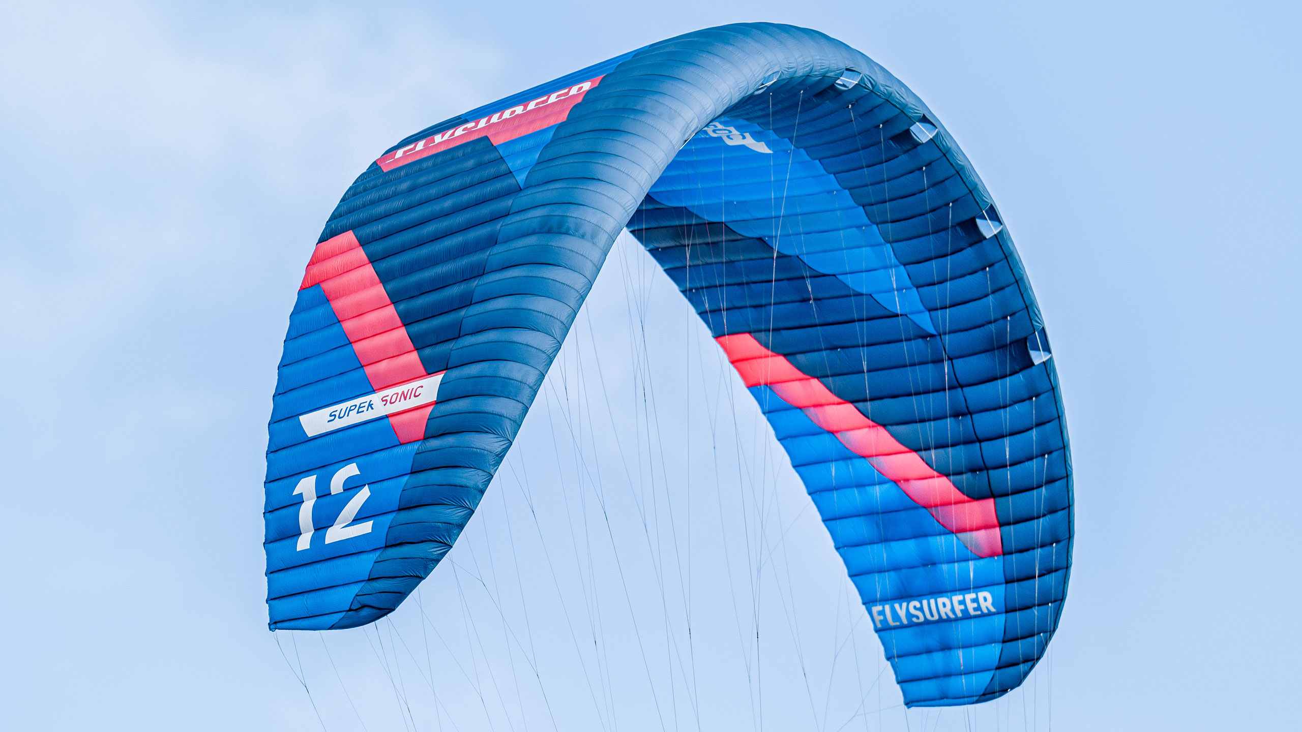Купить Flysurfer SUPERSONIC 2025 — клапанный парафойл Парафойл Flysurfer SUPERSONIC 2025 на гидрофойле в слабый ветер